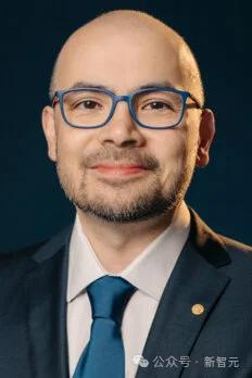 诺奖得主震撼宣言:AI一年完成10亿年“博士研究时间”