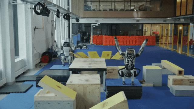 Atlas机器人越来越像人了,强化学习加持爬行、翻跟头、跳街舞,已安排进厂打工