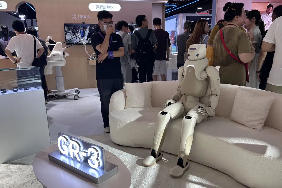 在WAIC,比起看机器人打拳,人们更想知道怎么用AI赚钱