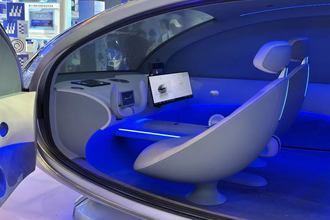 在WAIC,比起看机器人打拳,人们更想知道怎么用AI赚钱