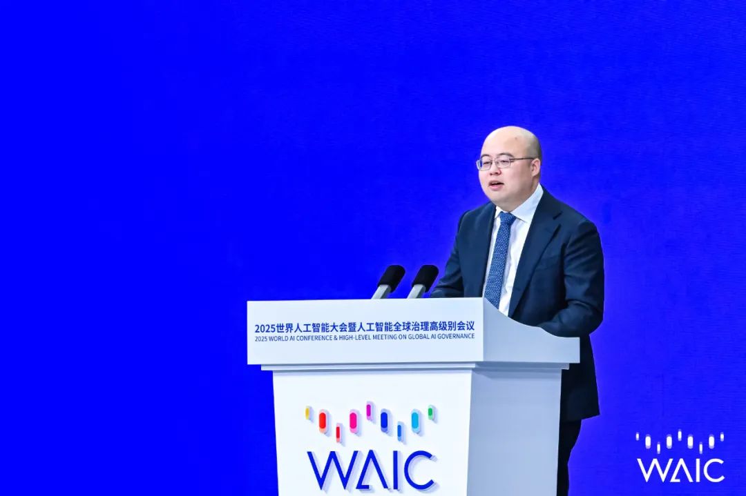 首日速递|”AI 教父” 杰弗里辛顿来华首谈:我们已经不可能消除AI了,但我们必须管好它!