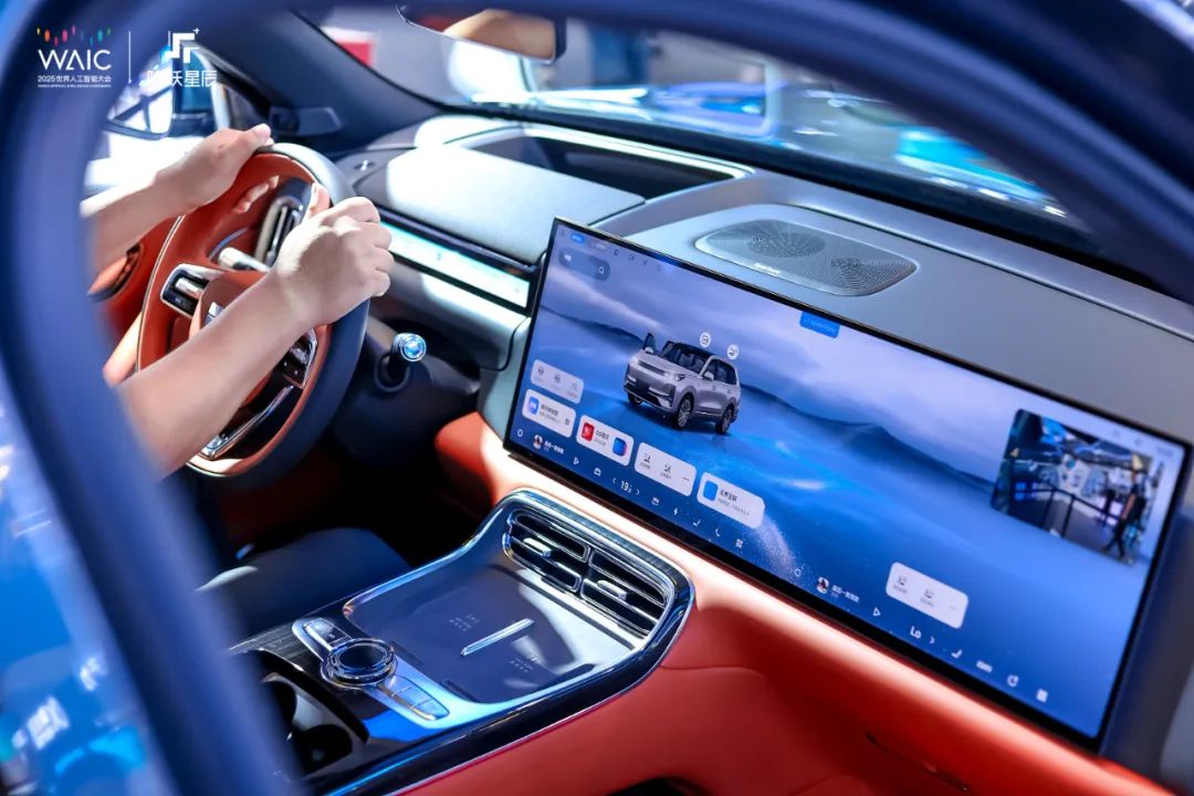 吉利发布行业首个智能体座舱,银河 M9 将实现端到端语音大模型量产上车