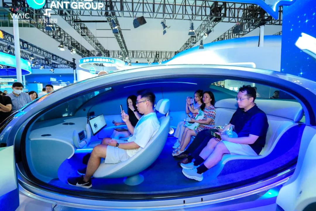 吉利发布行业首个智能体座舱,银河 M9 将实现端到端语音大模型量产上车