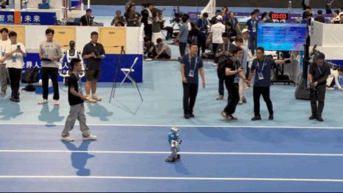 首届机器人运动会,是比谁摔得更有观众缘