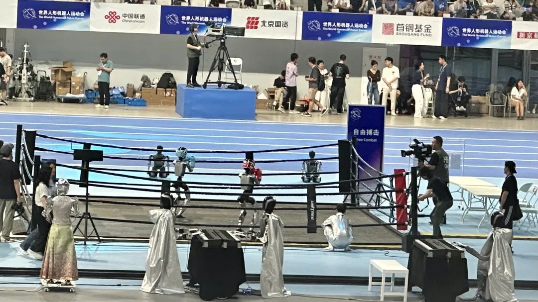 首届机器人运动会,是比谁摔得更有观众缘