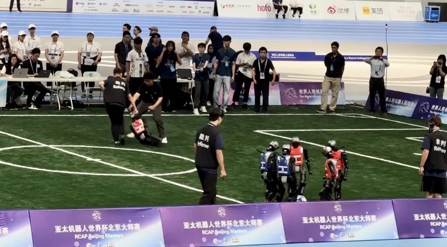 首届机器人运动会,是比谁摔得更有观众缘