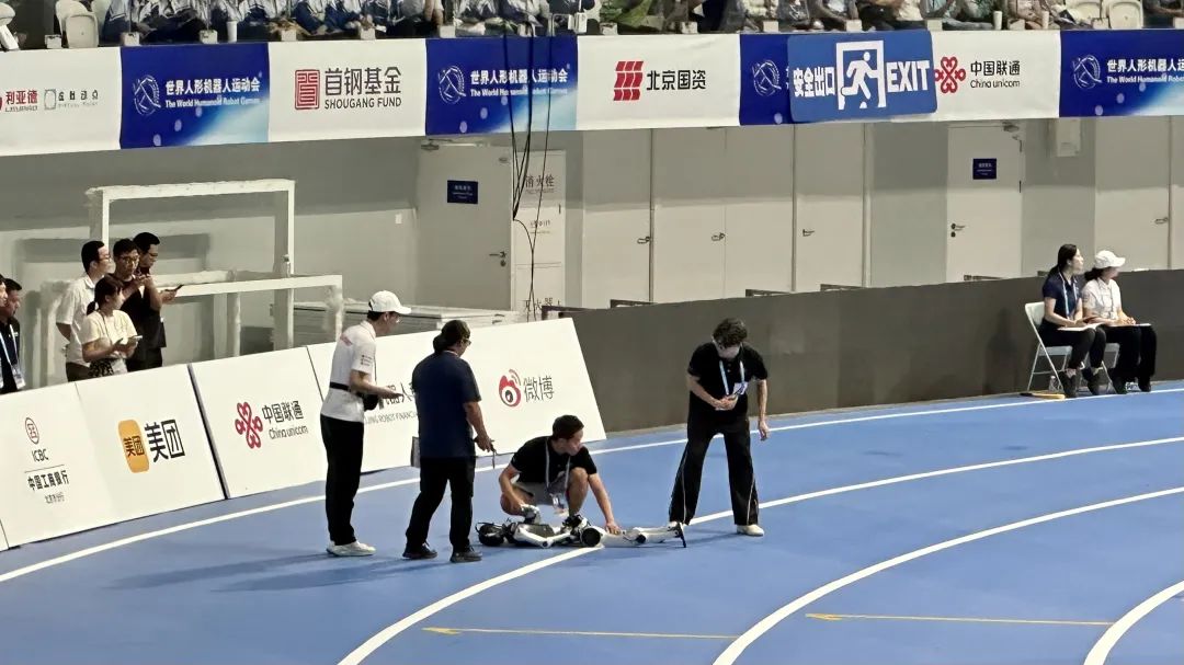 首届机器人运动会,是比谁摔得更有观众缘