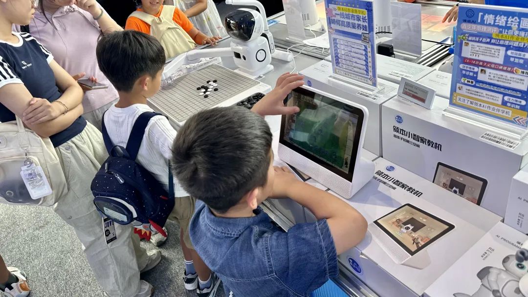 首届机器人运动会,是比谁摔得更有观众缘