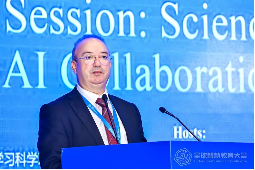 2025全球智慧教育大会“学习科学与人机协同教学新范式”论坛举行