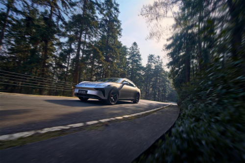 新手购车不纠结!2025 款东风奕派 eπ007,15 万级纯电轿跑实力派