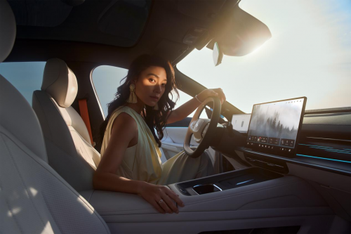 新手入门纯电轿跑必看!2025 款东风奕派 eπ007,高安全 + 高颜值双优