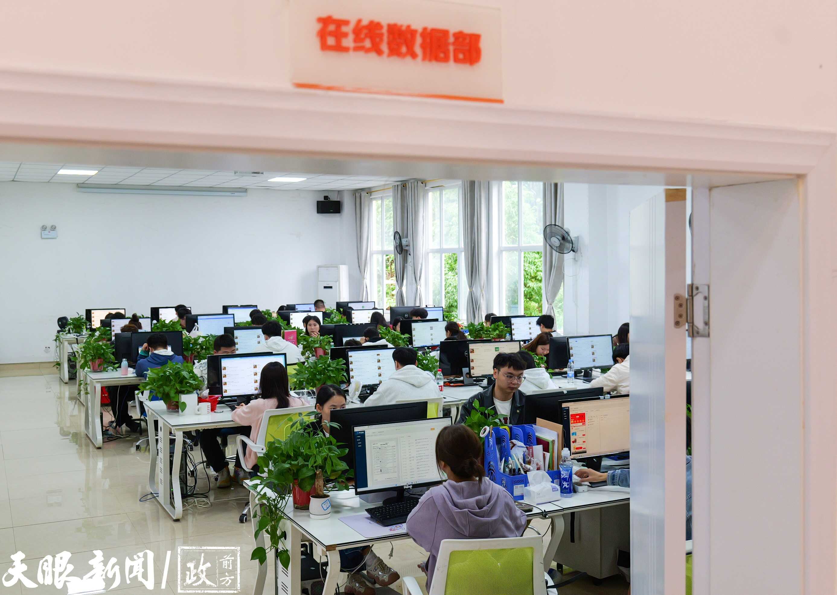 微信图片_20250530100628.png 贵州这个数字小镇,“链”就从“0”到“亿”的跨越