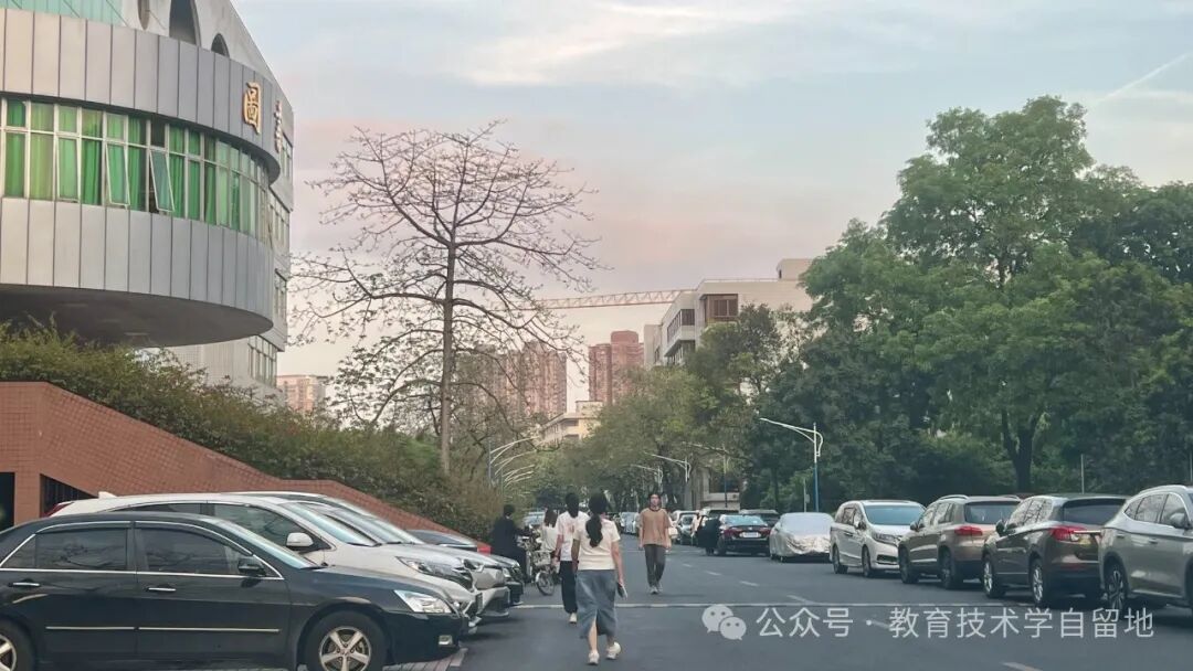 “他告诉我们不要用,但他自己却在用。” 发现自己的教授用AI备课写讲义,一大学生要求大学退学费