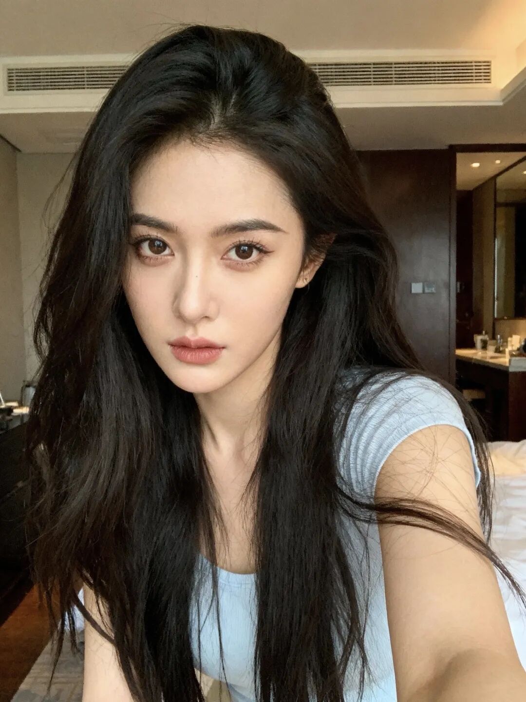 Wan2.2-Animate又火了,5分钟让抠脚大汉秒变高冷女神。