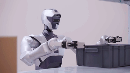 翼菲首款人形机器人“鸿钧”发布:全向轮可升降底盘,能拧螺丝、贴标签