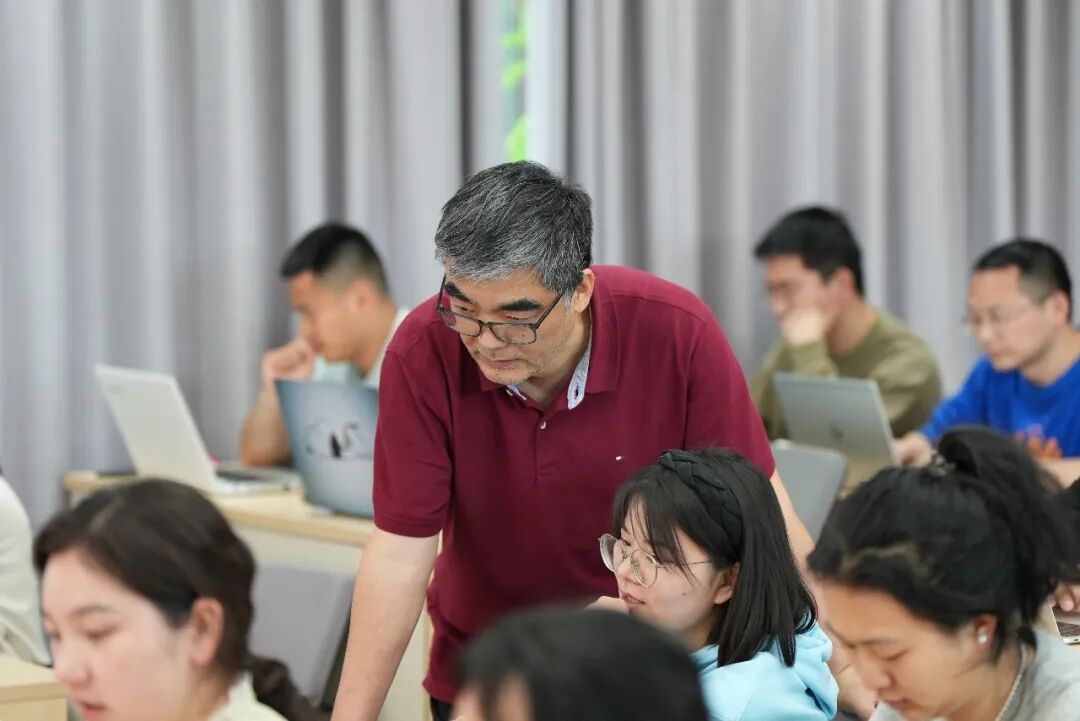 大脑增强到何种程度人会失去 “自我” 属性?若智能机器人产生意识,强迫其劳动是否等同于奴隶制?这本名著将给您答案