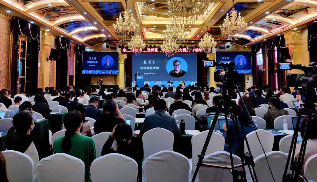 用“300多套框架模版、强大的可视化、AI 与你并肩思考”三大理念,Jeda.AI 用人工智能辅助策略制定、数据分析和可视化创作