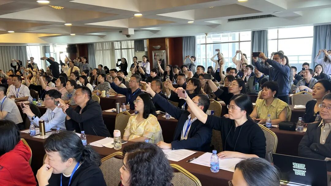 学校被敦促拥抱人工智能,并严格禁止使用手机和移动终端,那么,人工智能教育应用的正确发展路径是什么?