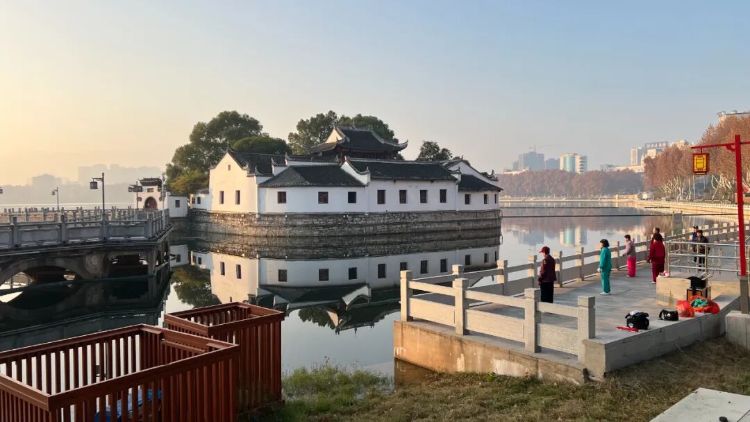 黎加厚、焦建利、林冬青、张渝江、汪维富领衔编写,北京师范大学出版社出版,《生成式人工智能教育行动手册》新鲜出炉啦!