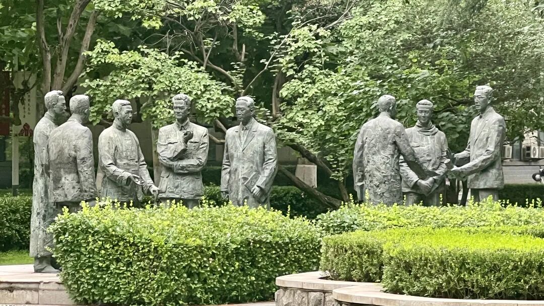 别搭框架了,直接“抄作业”。这不是简单的偷懒,而是给你一个经过高手验证的“脚手架”。它就是 WorkBuddy 的灵感