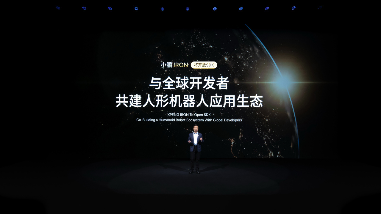 猫步走得像人一样、目标明年底量产，小鹏发布全新一代人形机器人 IRON