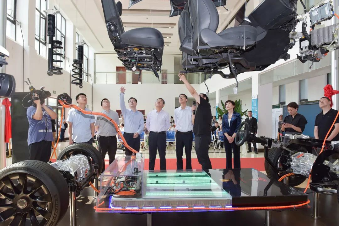 全球首台特斯拉 Model Y 3D 解构示教平台落地上海高校,沉浸教学“三电”原理