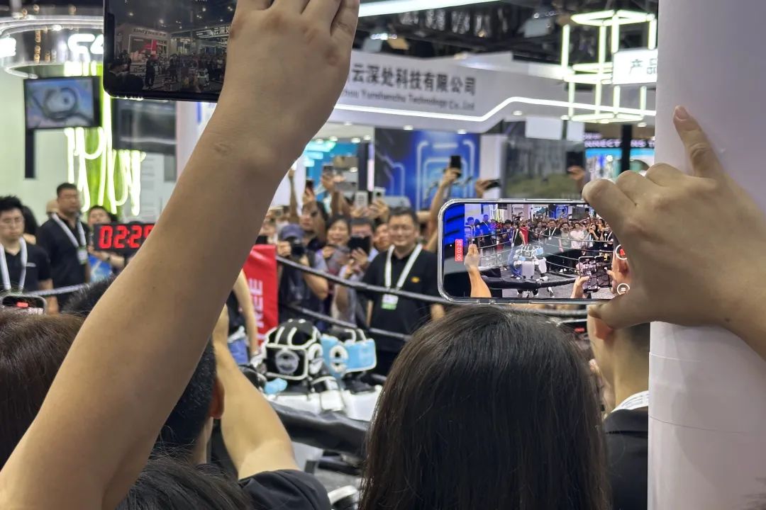 在WAIC，比起看机器人打拳，人们更想知道怎么用AI赚钱