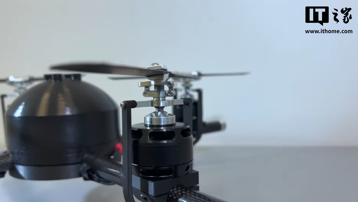 可在游泳和飞行间无缝切换，学生用 3D 打印自制“潜水无人机”