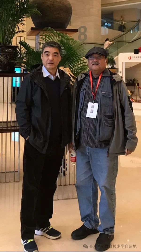 “无教师课堂”并不是没有教师，也远非想象的那么近