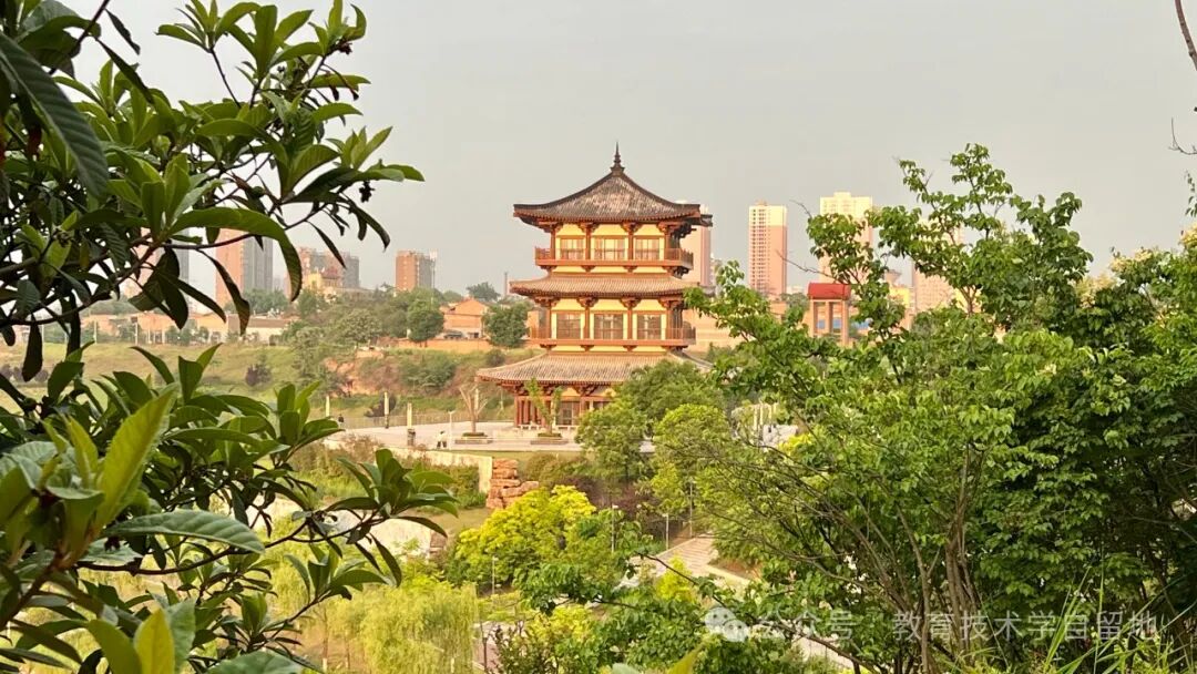 “无教师课堂”并不是没有教师，也远非想象的那么近