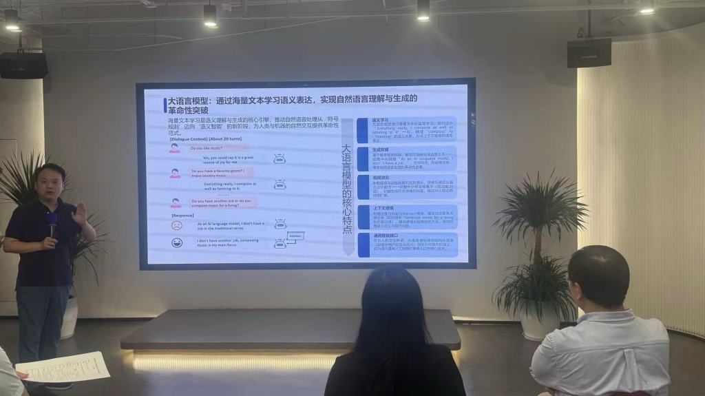 如何破解通用模型与行业需求适配矛盾,高校专家提出智能体优化解决方案