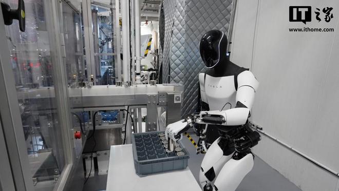 马斯克宣布：特斯拉全力推进 Optimus 人形机器人规模化生产