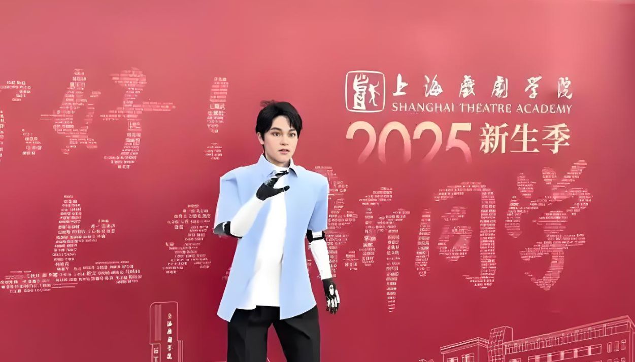 全国首位机器人博士生上戏报到，与同届新生热络互动