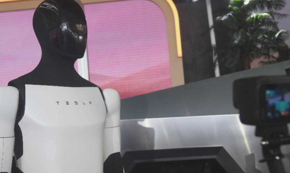 特斯拉 Optimus 展示功夫绝技，马斯克称由 AI 驱动非遥控