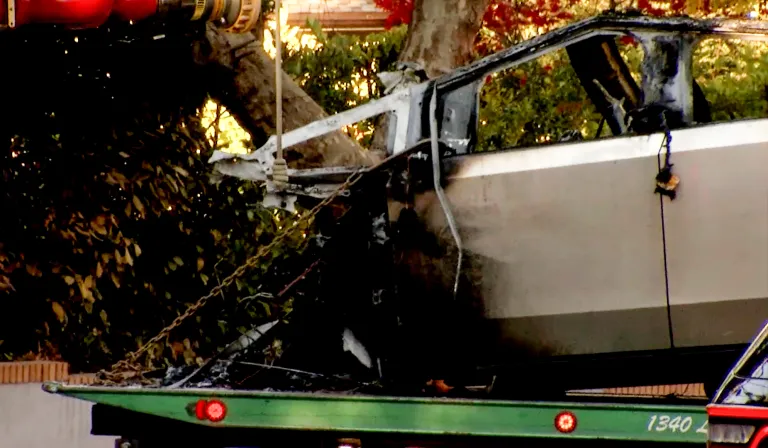 美国大学生因 Cybertruck 车祸起火无法开门而丧生，受害者家属宣布起诉特斯拉