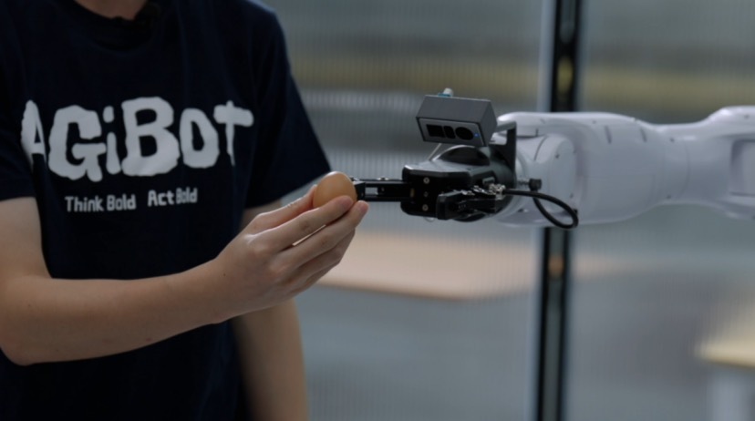 智元新一代工业级交互式具身作业机器人获数亿元订单