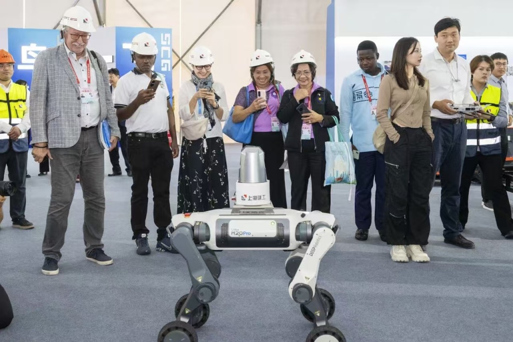 机器人组团上岗、项目工程数字化，浦东机场的智能制造让国际工程师代表团变身“夸夸团”