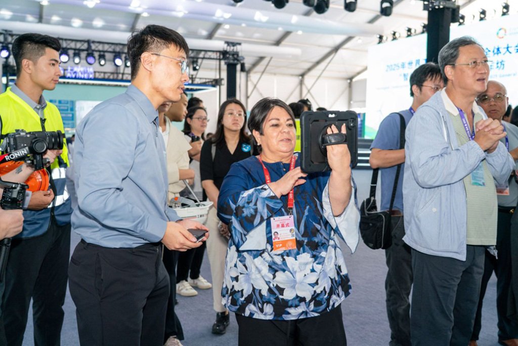 机器人组团上岗、项目工程数字化，浦东机场的智能制造让国际工程师代表团变身“夸夸团”