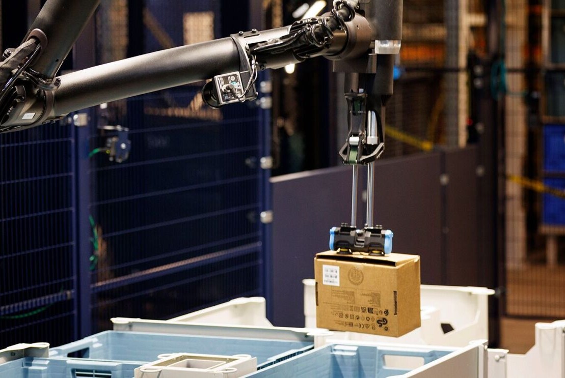 亚马逊澄清“用机器人取代 60 万工人岗位”:只是降本增效,不和人类抢工作