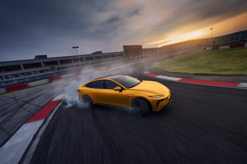 新手开新能源车没底气？东风奕派 eπ007 操控顺手，15 万级闭眼入。