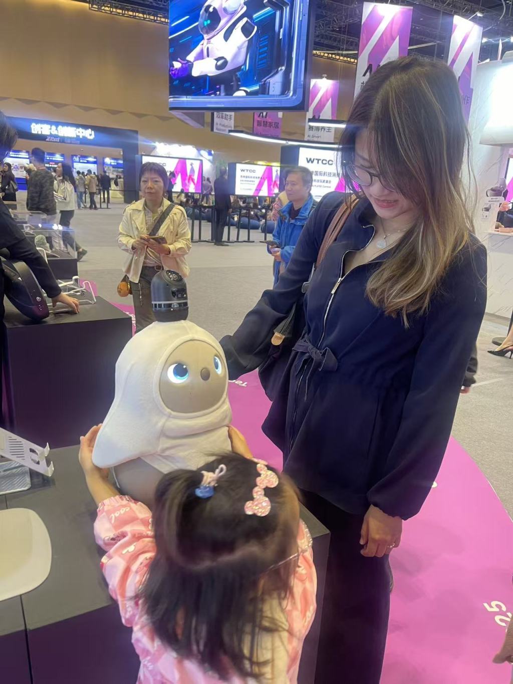 主打情绪价值，AI功能有限：智能硬件如何抓住用户核心需求