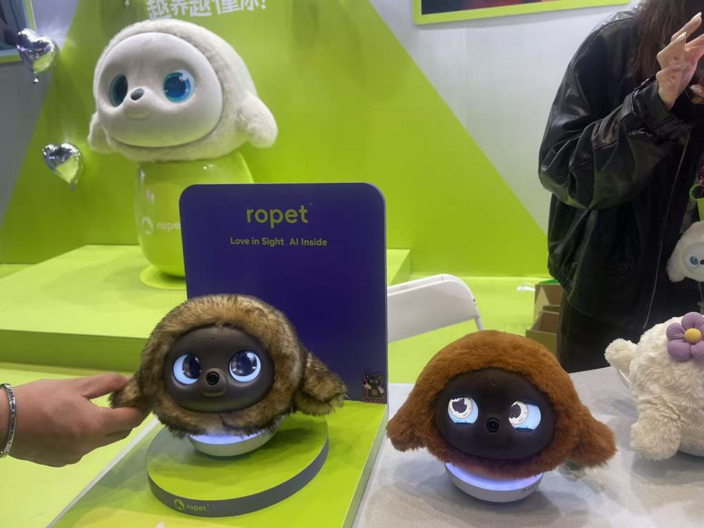 主打情绪价值，AI功能有限：智能硬件如何抓住用户核心需求