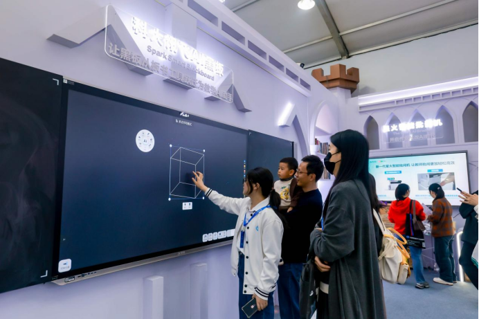 科大讯飞副总章继东：AI智能硬件成败的关键不在于交互形式