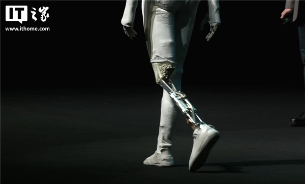 打破“真人伪装”谣言！小鹏直播剪开人形机器人 IRON 外衣、肌肉