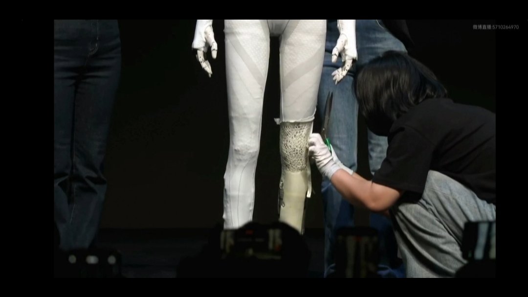 打破“真人伪装”谣言！小鹏直播剪开人形机器人 IRON 外衣、肌肉