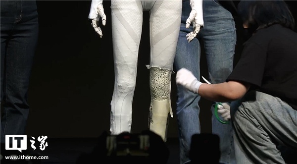 打破“真人伪装”谣言！小鹏直播剪开人形机器人 IRON 外衣、肌肉