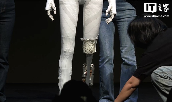 打破“真人伪装”谣言！小鹏直播剪开人形机器人 IRON 外衣、肌肉