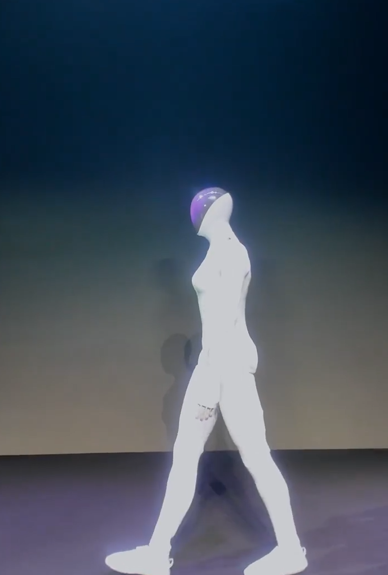 何小鹏发布一镜到底无剪辑视频，回应 IRON 机器人里“藏真人”质疑