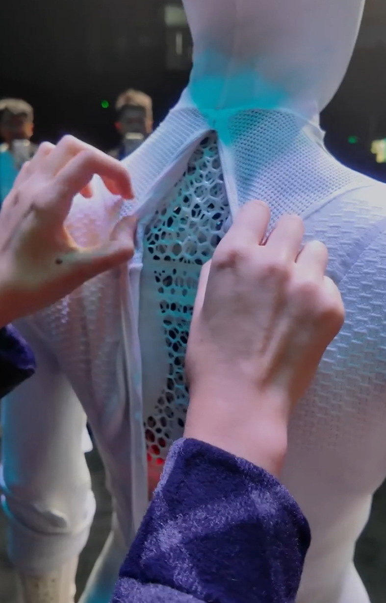 何小鹏发布一镜到底无剪辑视频，回应 IRON 机器人里“藏真人”质疑