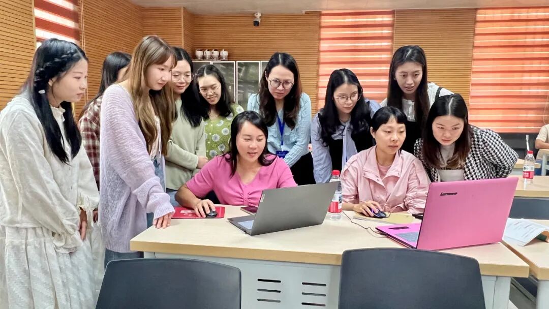 小鹏机器人IRON丝滑“猫步”亮相，惊艳全网。氛围编程继续流行热度不减，一线中小学教师创作热情高涨